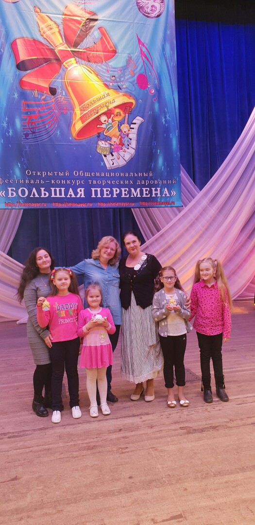 Елена Сокольская с участниками фестиваля